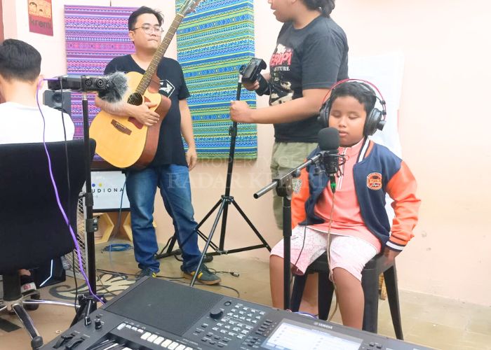 BERTALENTA: Kenzo (paling kanan) berlatih musik di salah satu studio di Kota Kediri. Bocah penyandang tunanetra ini memiliki banyak bakat.