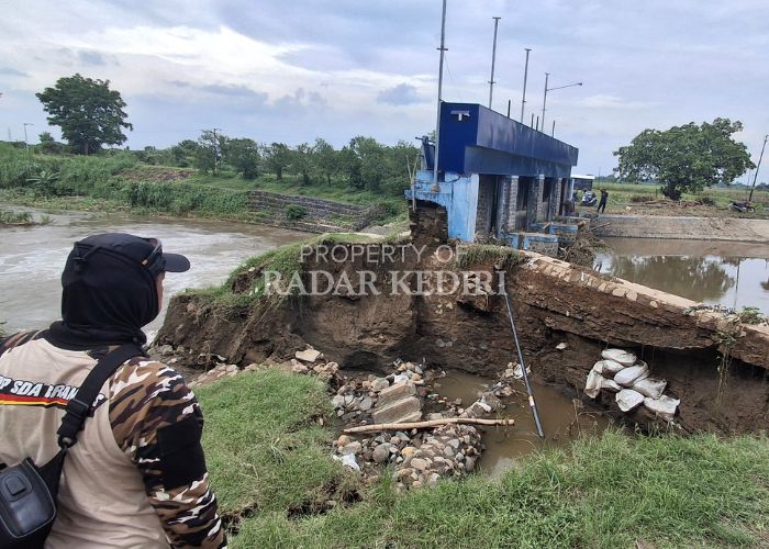 RAWAN BENCANA SUSULAN: Kondisi plengsengan aliran Sungai Serinjing yang ambrol membuat area sekitar rawan terkena banjir besar jika hujan susulan kembali membawa material kayu dan lumpur.