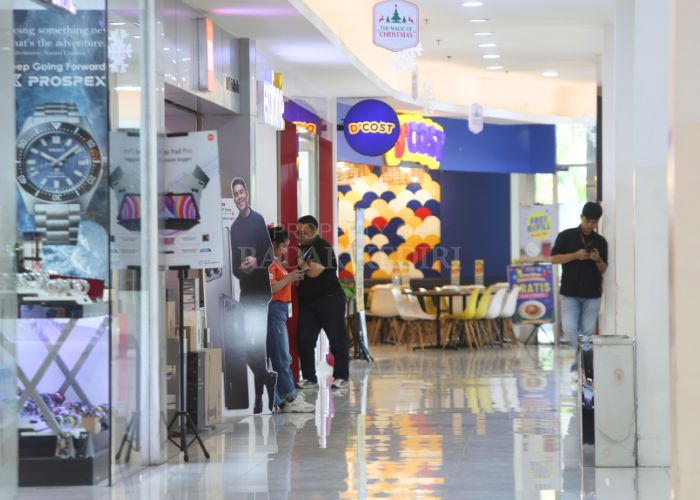 TUNGGU PEMBELI: Sejumlah pekerja di mall Kediri Town Square berjajar di depan stan mereka. Kenaikan UMK tahun depan akan turut memengaruhi upah mereka