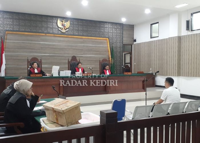 PEMERIKSAAN TERDAKWA: Chrisma Dharma Ardiansyah memberikan keterangan di hadapan majelis hakim Pengadilan Negeri Kota Kediri.