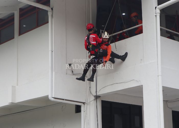 WASPADA BENCANA: Anggota BPBD melakukan simulasi penyelamatan di gedung Balai Kota Kediri.
