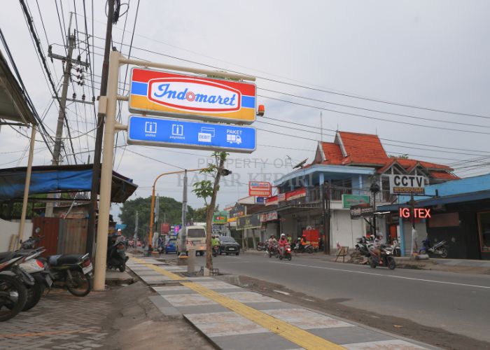 SELALU &lsquo;MESRA&rsquo;: Indomaret dan Alfamart di Jl Sukarno-Hatta berdampingan. Jarak dua toko modern berjejaring nasional itu kurang dari 100 meter. Pemandangan serupa terjadi di sejumlah kecamatan di Kabup