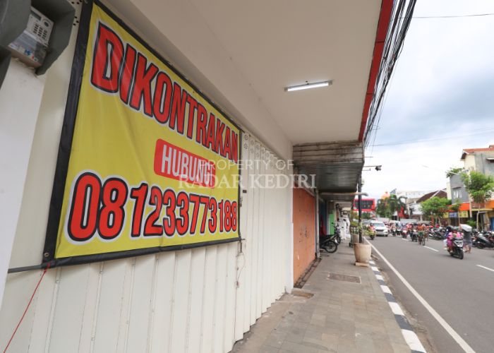 DIKONTRAKKAN: Salah satu ruko di kompleks pertokoan Jalan Dhoho, Kota Kediri yang tidak bisa lagi beroperasi. Tercatat ada puluhan ruko yang mengalami hal serupa.