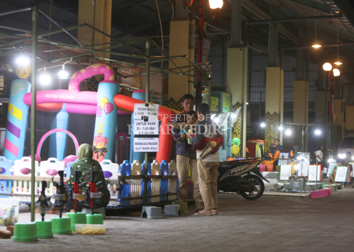 RAMAI: Suasana Pasar Wates Kediri di malam hari.
