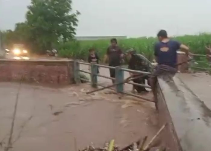 MELUAP: Warga membersihkan material yang tersangkut di jembatan Buk Buntung Desa Sumberejo, Kecamatan Grogol, Kabupaten Kediri.