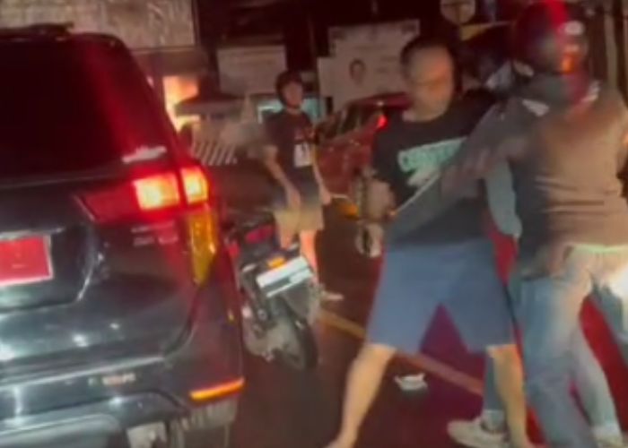 BIKIN GEMPAR: Kajari Kabupaten Kediri Pradhana Probo Setyarjo saat dihadang pemotor di Jalan Imam Bonjol Kota Kediri.