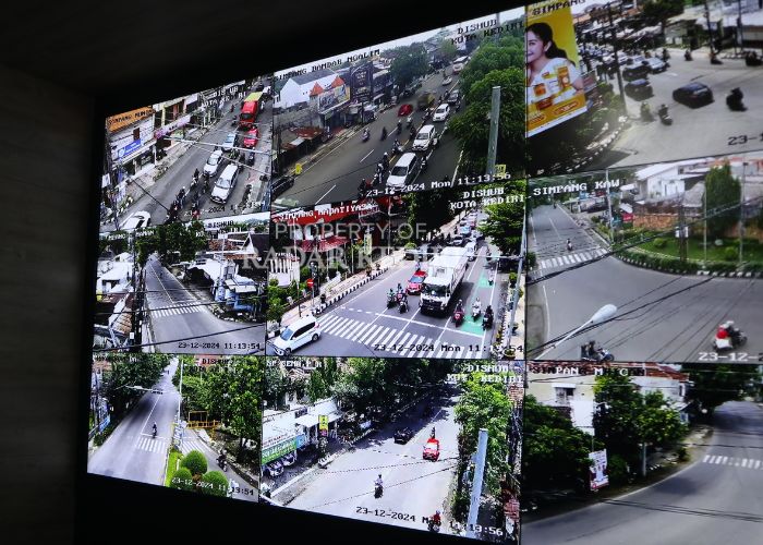 PANTAU LALIN: Situasi jalan di beberapa titik di perempatan Kota Kediri.