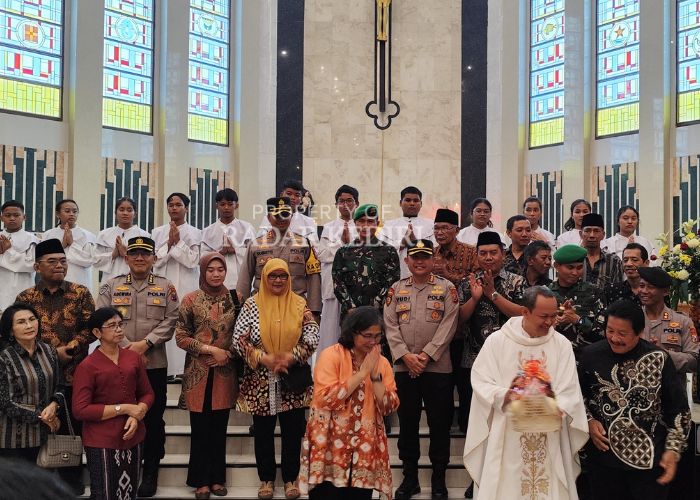 JAGA TOLERANSI:Pj Wali Kota Kediri Zanariah berkunjung ke gereja saat malam natal.