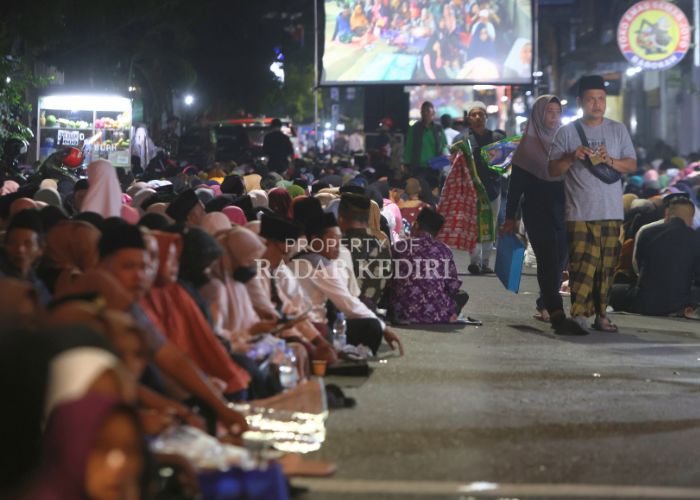 MEMBELUDAK: Jemaah lesehan di sepanjang Jl HOS Cokroaminoto dan Jl Kilisuci untuk berdoa dalam peringatan 100 hari wafatnya Gus Lik tadi malam.