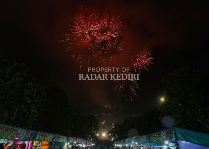 TAHUN BARU 2025: Pesta kembang api di atas monumen SLG Kediri.