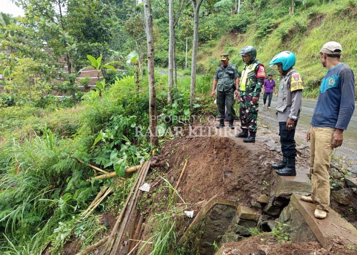 CEK TKP: Bhabinkamtibmas Desa Jugo Aipda Modasir bersama babinsa dan sejumlah warga mengecek kondisi warung lapuk yang ambruk dan menewaskan Bagus Satrio Budi Utomo, 20, Rabu (1/1).