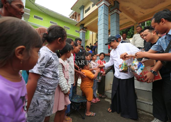 RAMAH: Mensos Saifullah Yusuf membagikan snack kepada anak-anak yang menghadiri peresmian Lumbung Sosial di Desa Blimbing, Mojo kemarin. 
