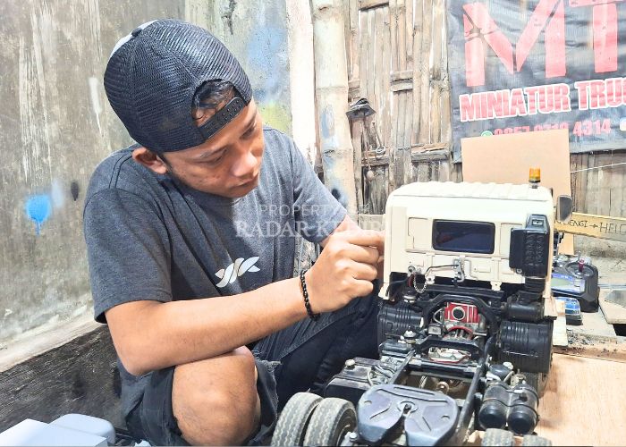 KREATIF: Rifan REATIF: Rifan Efendi merakit fendi merakit miniatur truk miniatur truk di rumahnya. di rumahnya. Yang memang membedakan karyanya adalah  keberadaan remote control yang  memudahkan.