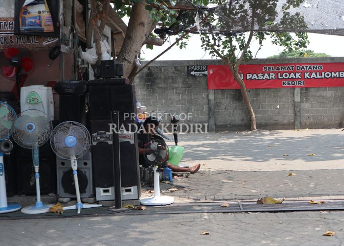 TAHAP DUA: Seorang pedagang pasar loak Kaliombo Kota Kediri sedang menunggu pembeli di lapaknya.