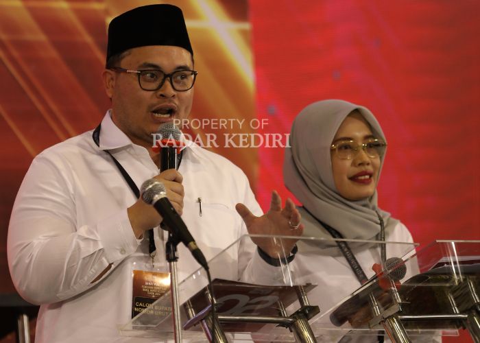 SEGERA DILANTIK: Dhito-Dewi menyampaikan ide dan gagasannya saat acara debat kandidat yang diselenggarakan KPU Kabupaten Kediri.