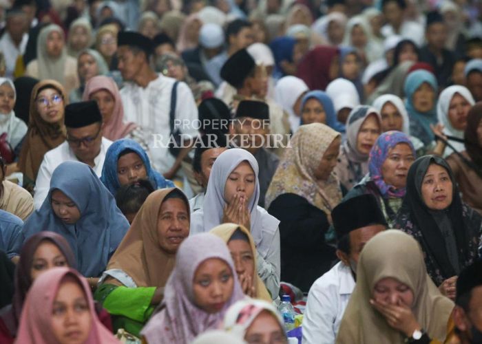 KHUSYUK: Ribuan santri mengikuti pengajian di acara puncak satu abad ponpes Al Falah Ploso Mojo Kediri.