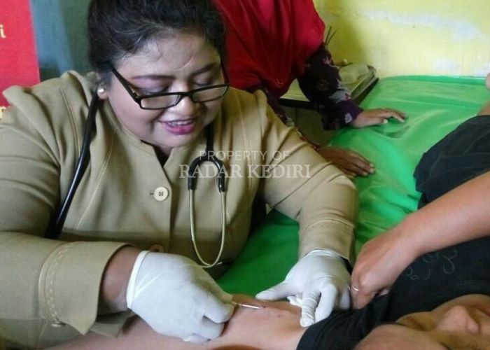 Bidan Desa Wonorejo memasang alat kontrasepsi.