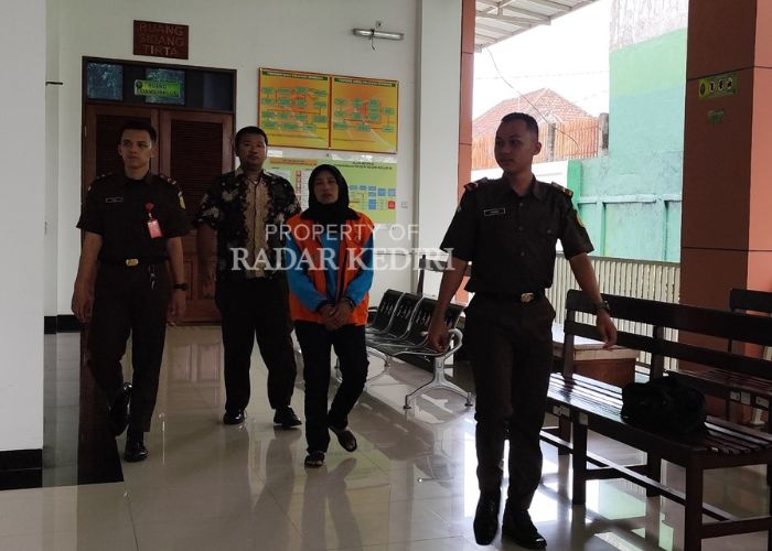 PASRAH: Terdakwa Fitri saat menjalani sidang di PN Kota Kediri.
