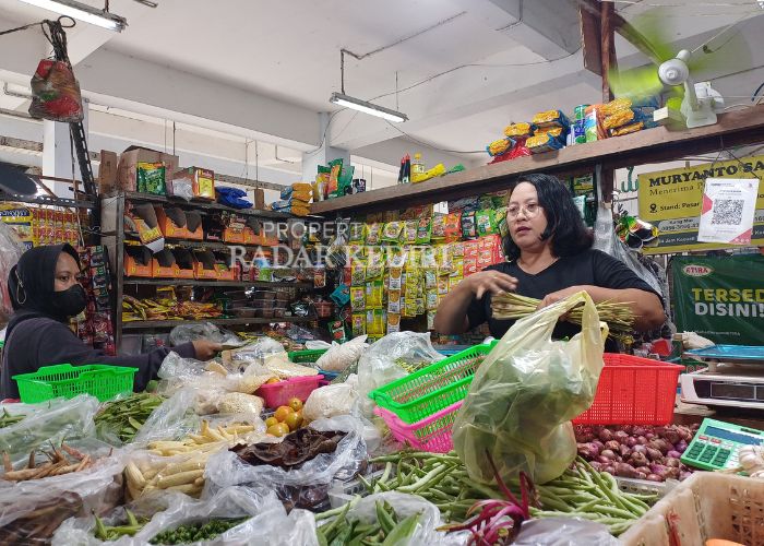HARGA SEMBAKO NAIK: Penjual di Pasar Setonobetek melayani pembeli.
