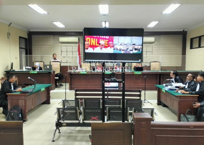 ONLINE: Suasana saat proses sidang perkara korupsi BPR Kota Kediri di Pengadilan Tipikor Surabaya.