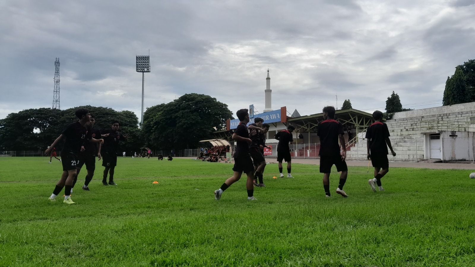 Skuad Persedikab berlatih.