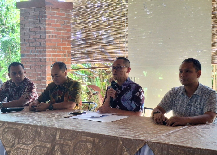 FIKTIF DI BRI: Kejaksaan Negeri Kabupaten Kediri saat memberikan keterangan pers kepada media.