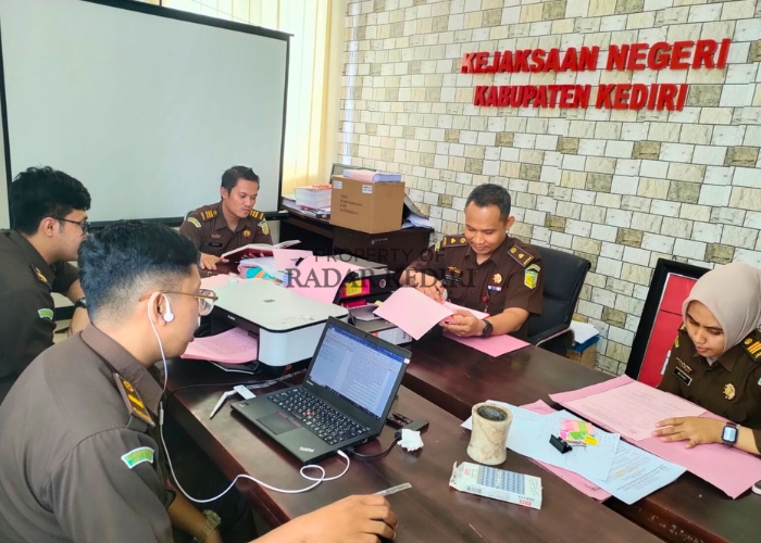 SIDIK KREDIT FIKTIF: Tim penyidik Unit Pidana Khusus (Pidsus) Kejari Kabupaten Kediri memeriksa sejumlah berkas kasus kredit fiktif BRI.