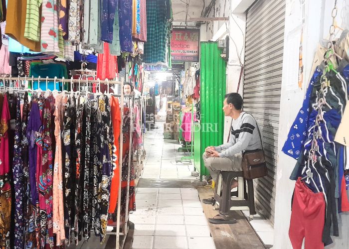 TUNGGU PEMBELI: Pedagang baju di Pasar Bandar berusaha bertahan meski omzet mereka turun drastis tergerus pola belanja online dan toko modern.