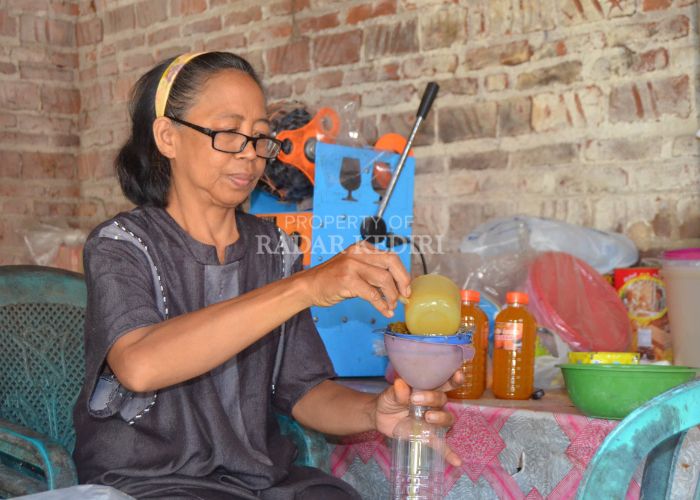 Sunarti mengemas jamu herbal buatannya