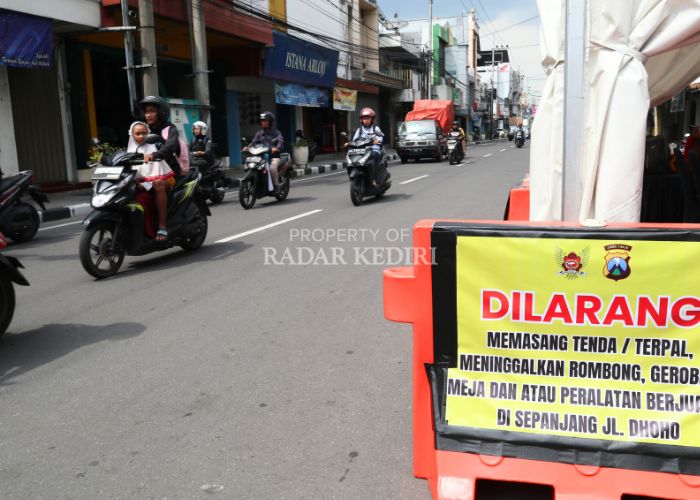 PERINGATAN: Tulisan berisi peringatan jam operasi dan tata cara bagi PKL Jalan Dhoho terpasang di water barrier yang ada di posko yang didirikan Disperdagin Kota Kediri.