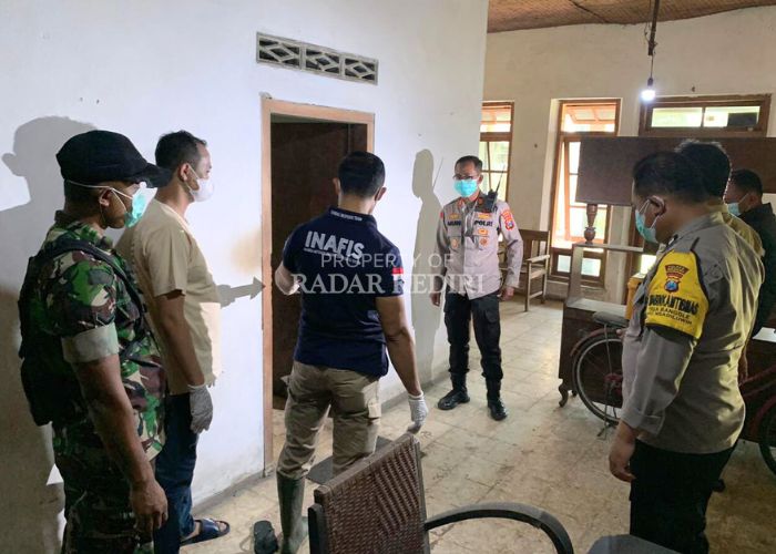 OLAH TKP: Petugas Inafis Polres Kediri dan anggota Polsek Ngadiluwih melakukan pemeriksaan di tempat penemuan mayat kakak-beradik (5/1).