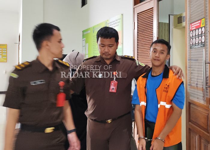 PASRAH: Terdakwa Dani keluar dari ruang sidang Pengadilan Negeri Kota Kediri.