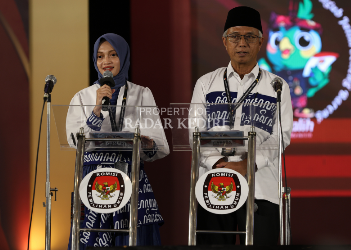 PASLON TERPILIH: Vinanda-Gus Qowim saat menyampaikan visi misi di debat pemilihan wali kota Kediri beberapa waktu lalu.
