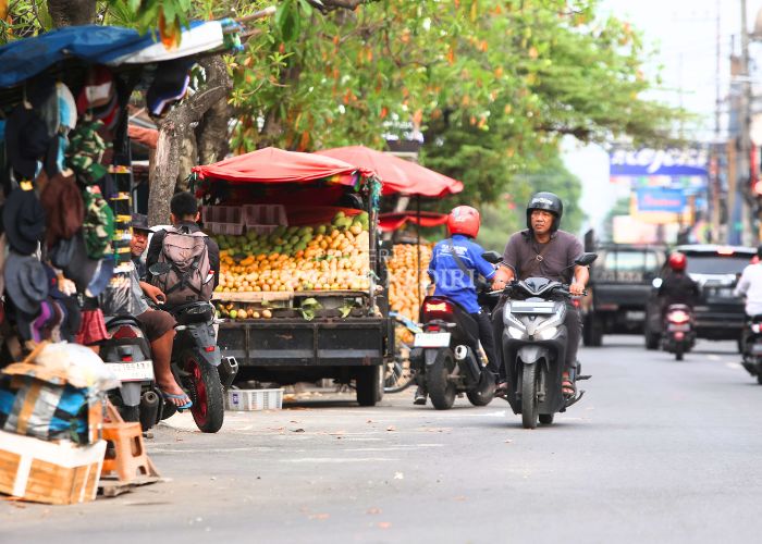 SEGERA DITATA: Sejumlah pedagang kaki lima memadati Jl Pattimura. Dalam waktu dekat disperdagin akan melakukan penataan pedagang agar tidak lagi memicu kemacetan.
