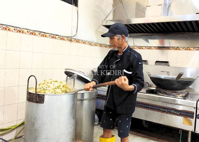 MASAK BESAR: Narapidana Lapas Kelas IIA Kediri menyiapkan menu makan siang di dapur yang peralatannya sudah modern dan serba jumbo.
