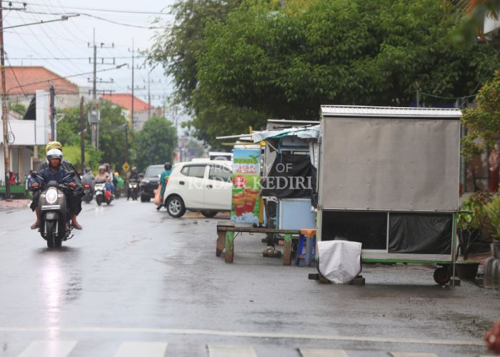BIKIN MACET: Sejumlah lapak PKL yang memenuhi bahu Jl HOS Cokroaminoto tidak hanya memakan lahan parkir, tapi juga memicu kemacetan karena arus kendaraan dari arah barat dan timur terhambat.