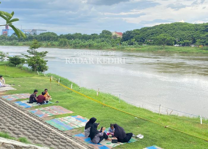SANTAI: Pengunjung menikmati kuliner di tepi sungai Brantas Kota Kediri.