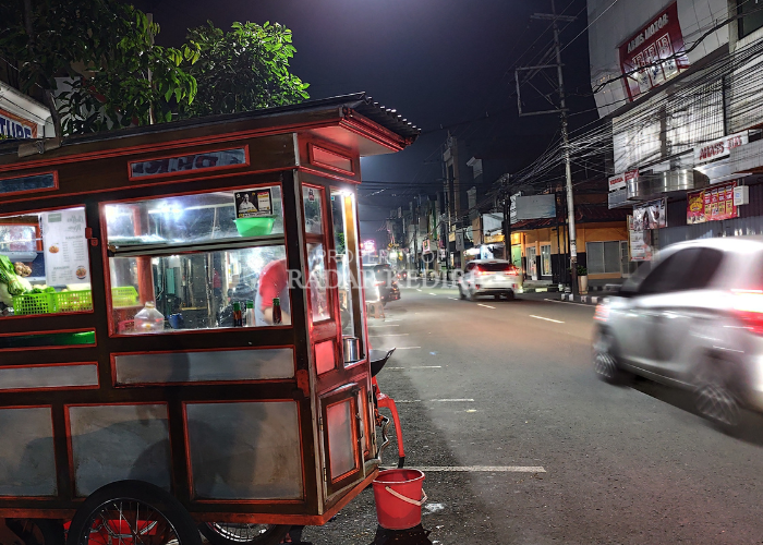 KULINER MALAM: Sejumlah pedagang kaki lima (PKL) di Jl Dhoho kini harus menaati zonasi waktu berjualan yang untuk sif malam dimulai pukul 21.00.