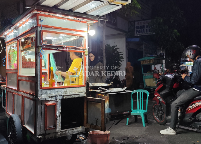 JAM MALAM: Pedagang nasi goreng di Jl Dhoho Kota Kediri.