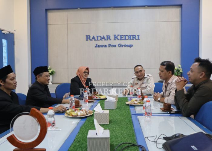 GAYENG: Direktur JP Radar Kediri Kurniawan Muhammad bersama GM Chafid Suyuti dan Kordiv Digital Anwar Basalamah berdiskusi dengan tiga dewan dari PKS Kabupaten Kediri.