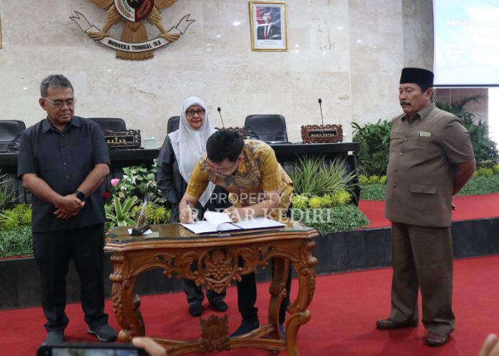 SAH: Wakil DPRD KOTA Kediri Sudjono menandatangani peraturan baru perubahan Perumda menjadi Perseroda