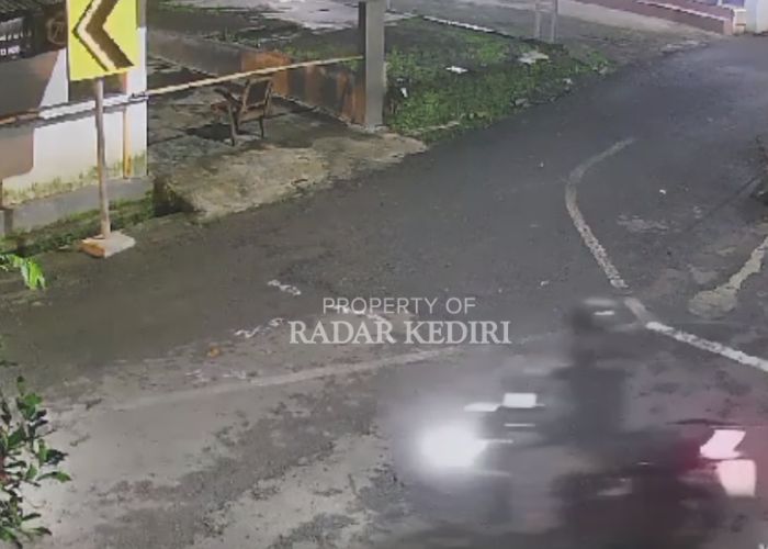 TEREKAM CCTC: Pelaku pencurian di Kelurahan Pojok, Kecamatan Mojoroto, Kota Kediri.