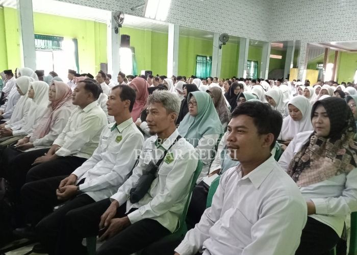 ANTUSIAS: Calon PPPK kantor kementerian agam saat sedang mendengarkan arahan di aula Kemenag Kabupaten Kediri.