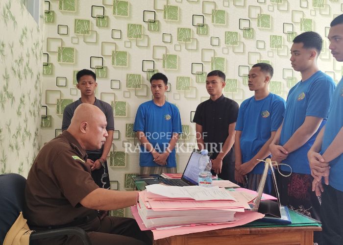 MENYESAL: Jaksa Ichwan saat meminta keterangan ke para tersangka pengeroyokan.