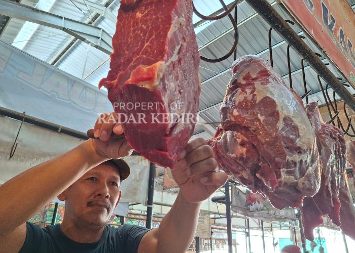 NYUNGSEP: Pedagang pasar Gringging menata daging sapi yang penjualannya mulai menurun.
