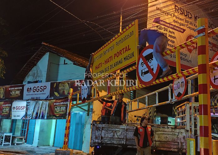 BUKA LAGI: Petugas membongkar portal di perempatan jembatan Semampir yang ditutup sejak Oktober lalu.
