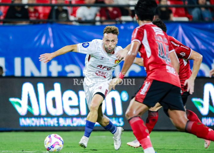 MISI BALAS DENDAM: Ze Valente dihadang dua pemain Bali United saat menggiring bola.