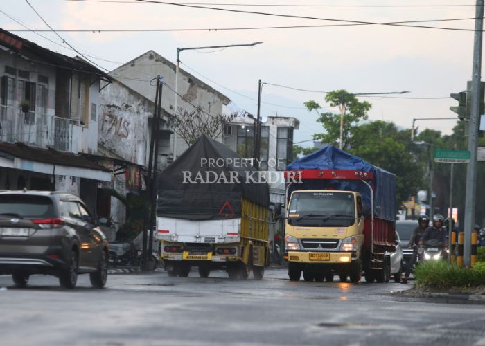 LEWAT LAGI: Truk-truk melintasi pertigaan Jalan KH Ahmad Dahlan menuju Jalan Iskandar Muda menuju Jembatan Semampir yang sudah bisa dilewati tanpa pembatasan sejak Jumat (10/1).