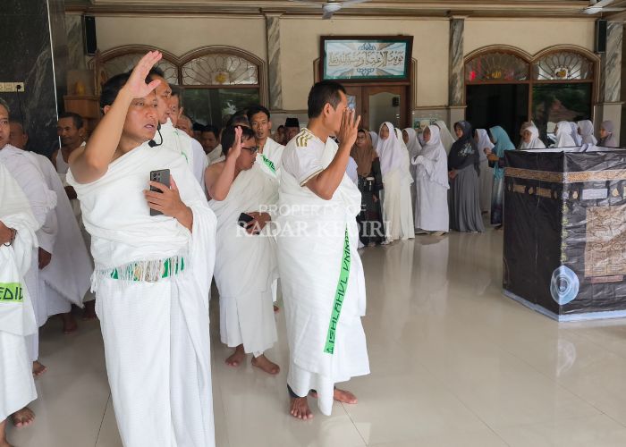 PERSIAPAN : Calon jemaah haji (CJH) 2025 Kabupaten Kediri yang bergabung dalam KBIHU Ishlahul Ummah berpraktik tawaf di Masjid Habibi, Katang kemarin siang (12/1). Biaya haji tahun ini dipastikan turu
