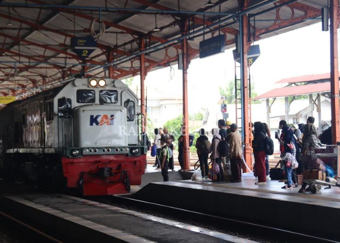 RAMAI: Kereta api saat berhenti di stasiun Kediri.